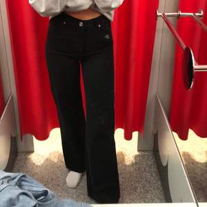 Jeans från monki i fint skick, passar för 165 cm! Möts helst upp i Stockholm