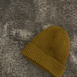 Brun trendig mössa - Trendig brun mössa, knappt använd. Kan frakta (köparen står för frakt). 