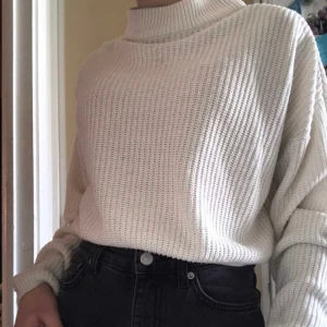 Stickad tröja  - En stickad tröja från H&M🤝jag själv älskar materialet men använder tyvärr inte längre ❤️ skriv för info eller om du har några funderingar 💞 ps: tröjan funkar även på dem som har S