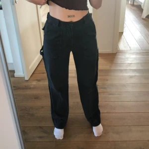 Cargobyxa/Jeans - Säljer nu mina älsklingsbyxor:’( Svarta, köpta second hand! De är insydda i midjan till stl M för en mer baggy fit! 