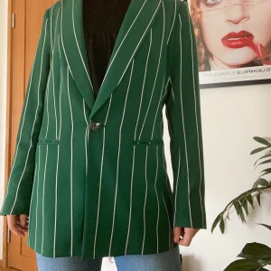 Grönrandig kavaj från HM - Svinsnygg kavaj som sitter som en smäck! Lite längre modell som passar till det mesta