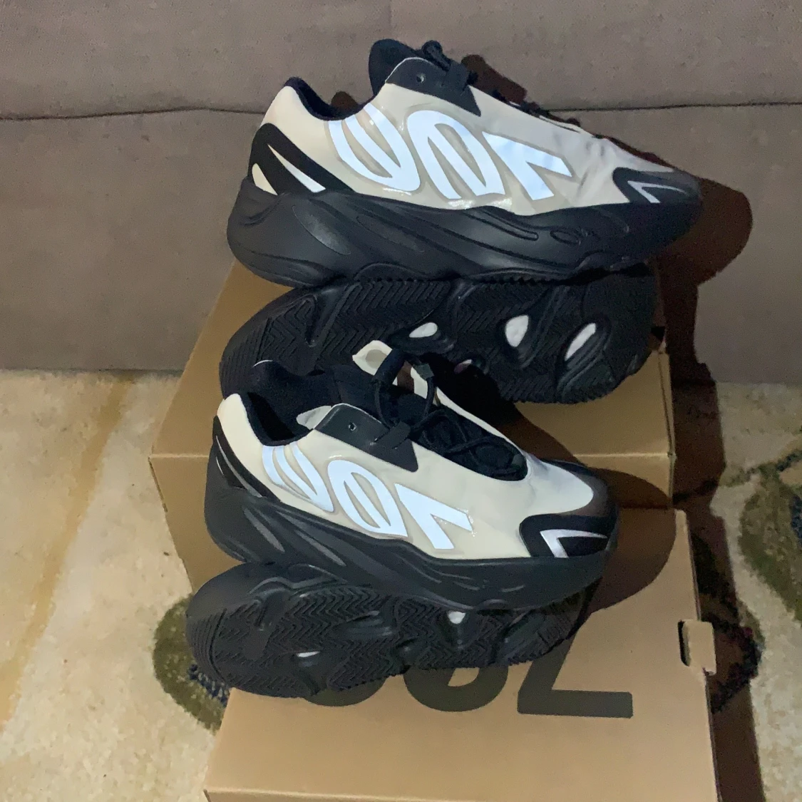 Yeezy mnvn 700