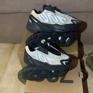 Yeezy mnvn 700 - Yeezy mnvn 700 oanvända den stora är storlek eu 38 den för barn är storlek eu 27  säljer de små för 3000 och de stora säljer jag för 6000 säljer de för 8000 tillsammans 