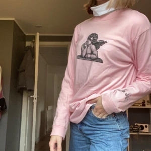 Rosa oversized  - En rosa oversized långärmadtröja. Färgen gör sig rättvis på bild nummer 1 &3. Storlek XS men väldigt stor i storleken. Frakt tillkommer!!