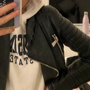  Chiquelle skinnjacka  - En fin och trendig skinnjacka från chiquelle🎀 säljer går 189kr eftersom den kostar 700kr i butik💕 tveka inte att höra av dig. Priset kan diskuteras🤗tröjan på bilder säljs också 