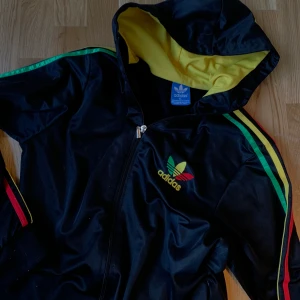 Adidaströja rastafärger - Strl m-l