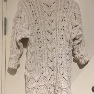 Stickad tröja strl M - Fin stickad tröja i 100% bomull. Storlek M. Hämtas i Bromma eller skickas. Köparen står då för frakt