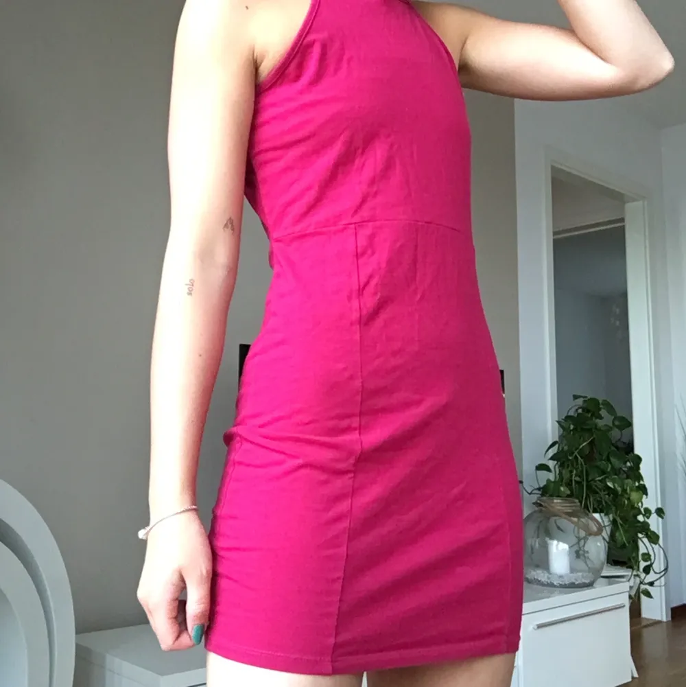 Fin och enkel rosa/korall färgad klänning från Nelly i storlek M. Jag kan dock fortfarande ha den även fast jag vanligtvis är en XS/S. Fin till sommarn/semestern. Köparen står för frakt (63kr)💓. Klänningar.