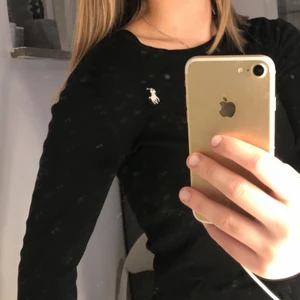 T-shirt långärmad - Svart Ralph Lauren t-shirt långärmad, bra passform på mig som är s. Väldigt bra skick🖤🖤säljer pga använder den inte längre.
