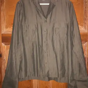En mörk/militärgrön blus elelr skjorta från Forever 21 med fina ärmar. Tyvärr inget jag själv använder längre men tror definitivt att den kan komma till användning i någon annans garerob! Köparen står för frakten och det angivna fraktpriset kan ändras! 