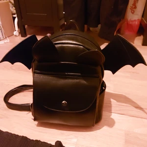 Fladdermus ryggsäck  - Svart fladdermus ryggsäck med avtagbara vingar.