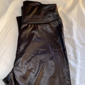 Skinnbyxor  - Säljer dessa oanvända wet look tights från boohoo med prislappen kvar. Riktigt trendigt just nu med skinnimitationer!! Säljer pga för små för mig, och därför har jag ingen bild med byxorna på