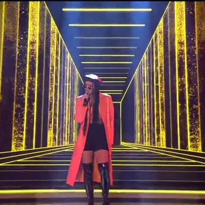 Orange kappa från PrettyLittleThing - Såg den här fantastiska kappan på Nova i Idol och köpte direkt, men storleken visade sig vara för stor för mig, så jag säljer den vidare. Den är alltså helt oanvänd. Inköpspris 40£ (ca. 455 sek), storlek UK 12, motsvarar ca. strl 40-42. Materialet är konstläder. Länk för mer info/bilder: https://www.prettylittlething.com/burnt-orange-faux-leather-curved-lapel-midi-trench-coat.html 