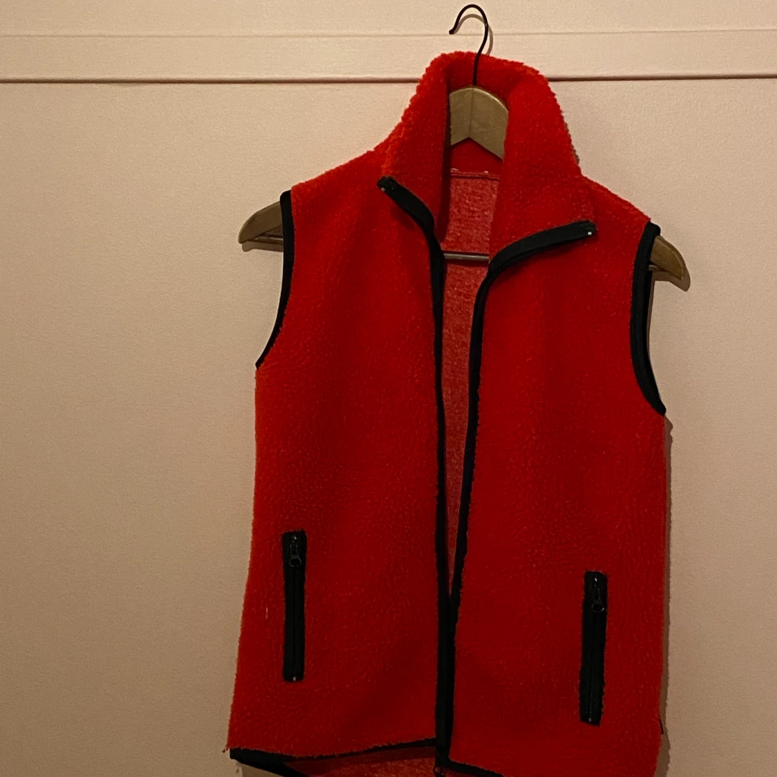 Super trendig röd väst