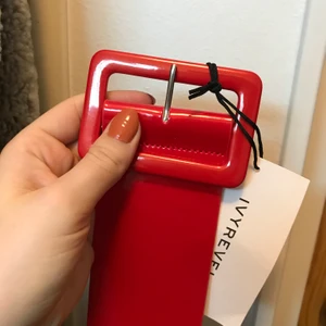 Rött lackskärp - Rött lackskärp från ivyrevel. Strl XS/S. Säljer då det aldrig använts och är för litet. 