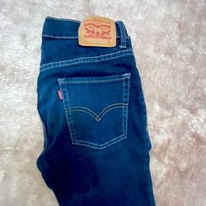 Levis jeans, väldigt lite använda. Strl 16 år, motsvarar ca 25-26: 32. 