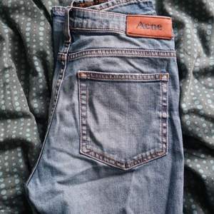 Jeans från Acne i modellen Flex/Vintage. I mycket bra skick! ❄️💙