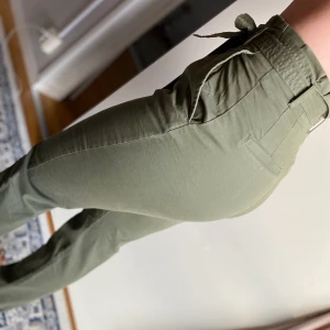 Militärgröna byxor dam H&M - Säljer dessa sköna byxor och det är storlek 34, vilket motsvarar s/xs. Det har bara används ett par gånger och är fortfarande som ny. Säljer dem då jag inte använder dem längre.                                                                                    Pris kan diskuteras vid snabbt affär. 
