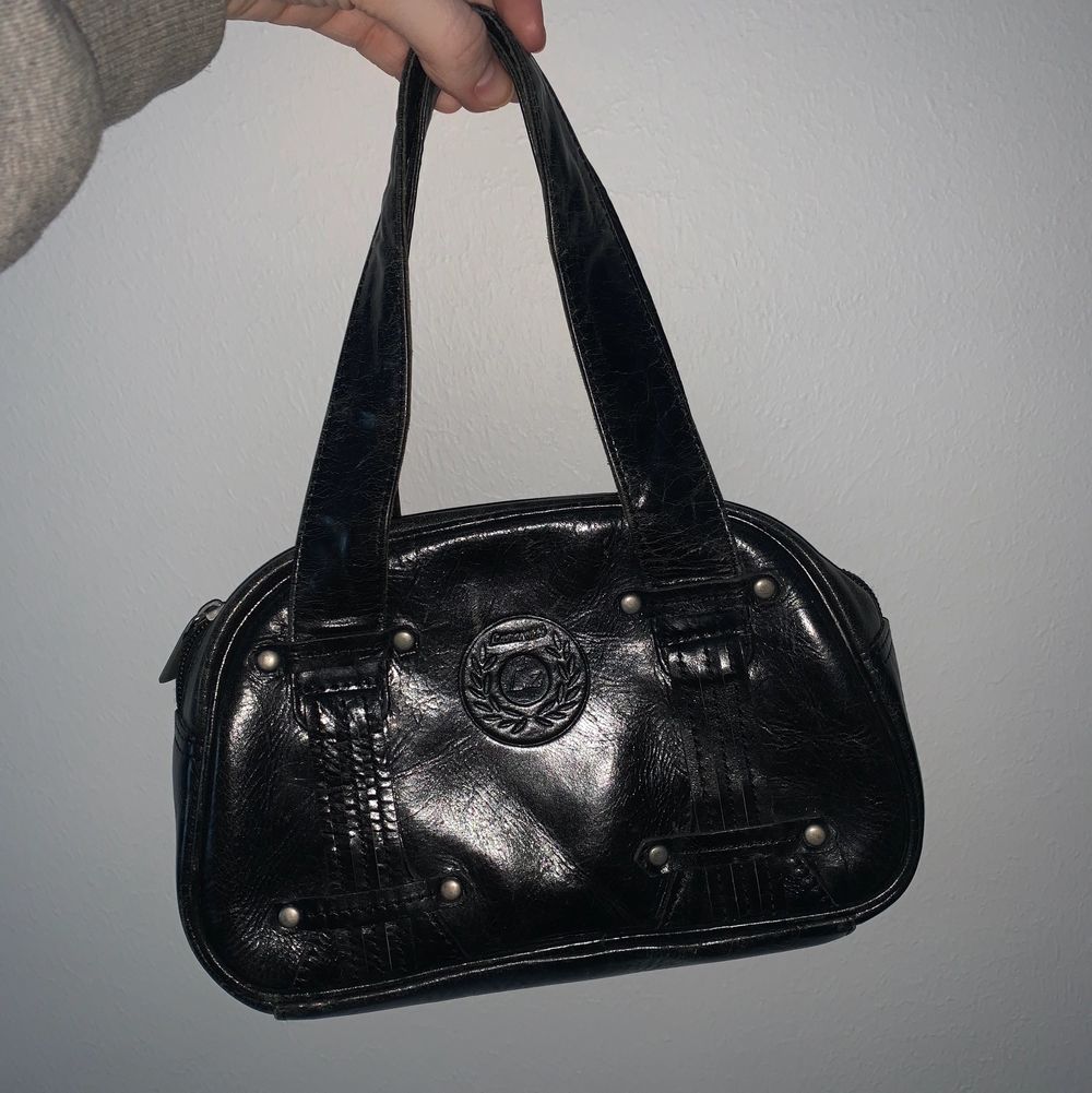 En jätte fin svart mini purse i ”skinn”! I jättebra skick och använd några gånger!💗 Säljer då den inte kommer till användning längre! Jätte 2000s stil! Kan mötas upp och frakta!💗. Väskor.