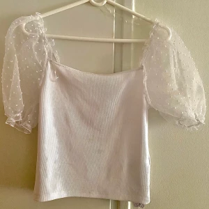 Vit topp  - Vit topp inköpt från New Yorker storlek L. Prislapp kvar, oanvänd alltså toppskick! 