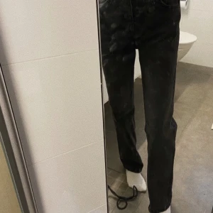 Svarta straight jeans  - Svarta straight leg jeans från Pull&Bear, strl 34/XS. Passar mig bra i midjan och längden (166 cm), men passar runt 163-170 cm. Bra skick 🌱 Budgivning sker i kommentarsfältet! Köparen står för frakten 📦 