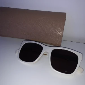 MaxMara solglasögon - Solglasögon från MaxMara, Aldrig använda. Först till kvarn på alla saker. Ange vilket pris du skulle vilja köpa produkten för så kan vi komma överens om ett bra pris där båda blir nöjda. 