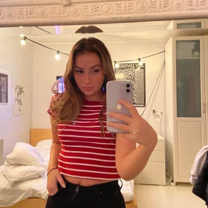 TOPP - En söt röd vit randig topp från BRANDY MELVILLE. Ger en fin passform samtidigt som den sitter skönt. Storlek S men hade passat från xs till m beroende på hur man vill att den ska sitta 🧚🏼‍♀️🧚🏼‍♀️✨ köparen står för frakt, pris kan diskuteras