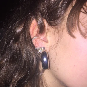 Örhängen ☠️ - Super gulliga fjärilar med en diamant i mitten. Dem är lite fejdade med silver och guld!💋