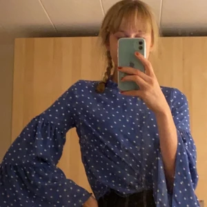 Blå/ vit prickig blus Ginatricot - En jättefin blus från Ginatricot i storlek 34. Passar jättebra och säljes pågrund utav dåligt bruk. Använd 3-4 gånger: är i bra skick. Tunt material utan att vara genomskinlig.