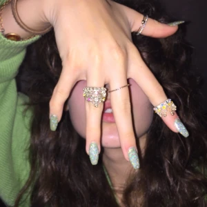 Ringar ☠️ - Jätte söta ringar! Två som ser ut som kronor och dem andra är basic och nice!💋