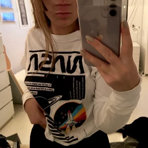 LÅNGÄRMAD T-SHIRT - En cool långärmad t-shirt med tryck på framsida och längst ärmarna. Köpt utomlands, märke BUZZALDRIN. Storlek small men är något oversized i passformen. Köparen står för frakt💓✨ pris kan diskuteras