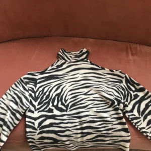 Trendig zebra tröja S - Aldrig använd, storlek S