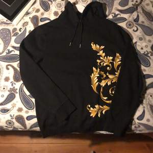Svart H&M hoodie med tryck, använd 1 gång, nypris 250