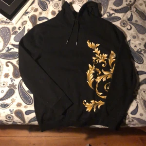Svart hoodie med tryck - Svart H&M hoodie med tryck, använd 1 gång, nypris 250