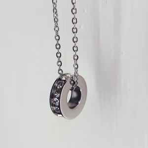 Edblad halsband - Jättefint, stiligt halsband från Edblad. I orginalförpakningen. Halsbandet är ganska långt och har aldrig använts!😊