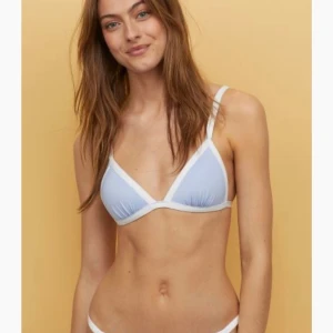 HM bikini - Snygga och trendiga bikinitoppen från HM med lite push up. Köpte den online i somras i strlk 34 men har aldrig använt den, prislappen sitter till och med kvar. Köpt för 149kr, säljer för 75kr