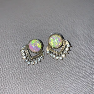 Örhängen  - Jättefina örhängen! Stenar nertill och den stora stenen skiftar i färgen. Minns inte vart jag köpt dem då det var ett tag sen, knappt använda! FRI FRAKT