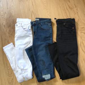 Vita jeans från dr denim i storlek M, blåa från topshop storlek 28 och mörkgråa från Zara storlek 38. Alla jeans är väldigt stretchiga och bekväma. 100kr st. 