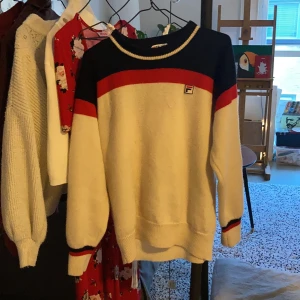 Vintage Fila-tröja - Strl 44, snyggt oversized på mig som har 36. Fint skick, dock liten missfärging, se bild. Kan hämtas i gbg eller skickas mot frakt 🥰