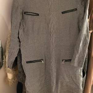 dogtooth pattern pepitarutig klänning - En klassisk klänning i mycket mjuk jersey stretch - urfint skick. När man behöver e. Klassiker i vintermörkret! 