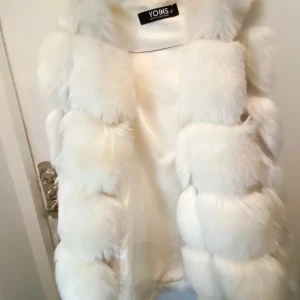 Pälsväst  - Tjockare pälsväst (fejk) supermysig ovanför en tjocktröja eller skinnjacka etc. Använd fåtal gånger då jag har en likadan i svart 