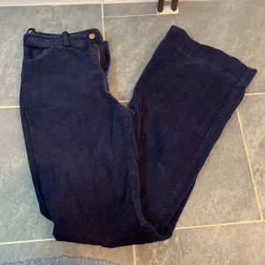 Mörkblå Manchester  - Storlek 40 men passar S och säkert XS