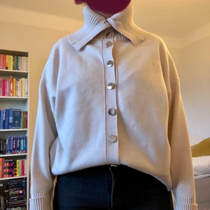 Beige tjocktröja med krage  - Beige tjocktröja med knäppning och krage. Nyskick 