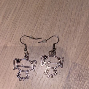 Örhängen - Svin coola örhängen med ppp berlocker, de finns även som ring som på mitt förra inlägg