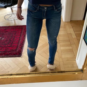 Guess jeans - Så snygga jeans från Guess i modellen curve x. Sitter så snyggt på! Mycket stretchiga! Guldiga detaljer, ett hål på knät.💕