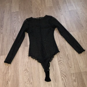 Glittrig body - Långärmad svart nätbody med glitter/skimmer i. Använd 1 gång så i mycket fint skick! Passar en XS-M skulle jag säga! 
