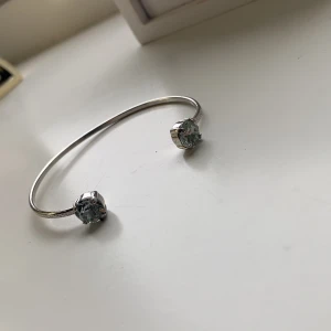 Silvrigt armband  - Ett super fint silvrigt armband! Använd 1 gång