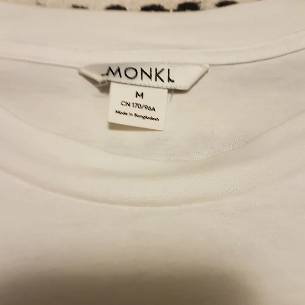 T shirt från monki köpt i våras men används inte tyvärr. Köpte 2 storlekar större för en oversize fit. Så tröjan är boxig så inte figurformande. Inga fläckar och i överlag bra skick!. T-shirts.