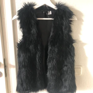 Svart pälsväst, strl XS - Pälsväst i storlek XS som är i bra skick. Bra höst och vinter väst