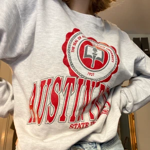 Grå sweatshirt - Köpt på beyond retro för ca ett halvår sedan. Sprsamt använd och i bra skick. Stårlek står inte men jag är vanligvis s/m och den sitter bra på mig, annars kan du jämföra med bilden^. Köparen står för frakten om man inte kan mötas upp i Stockholm. Buda i kommentarerna🥰 HÖGSTA BUD NU: 170 + frakt